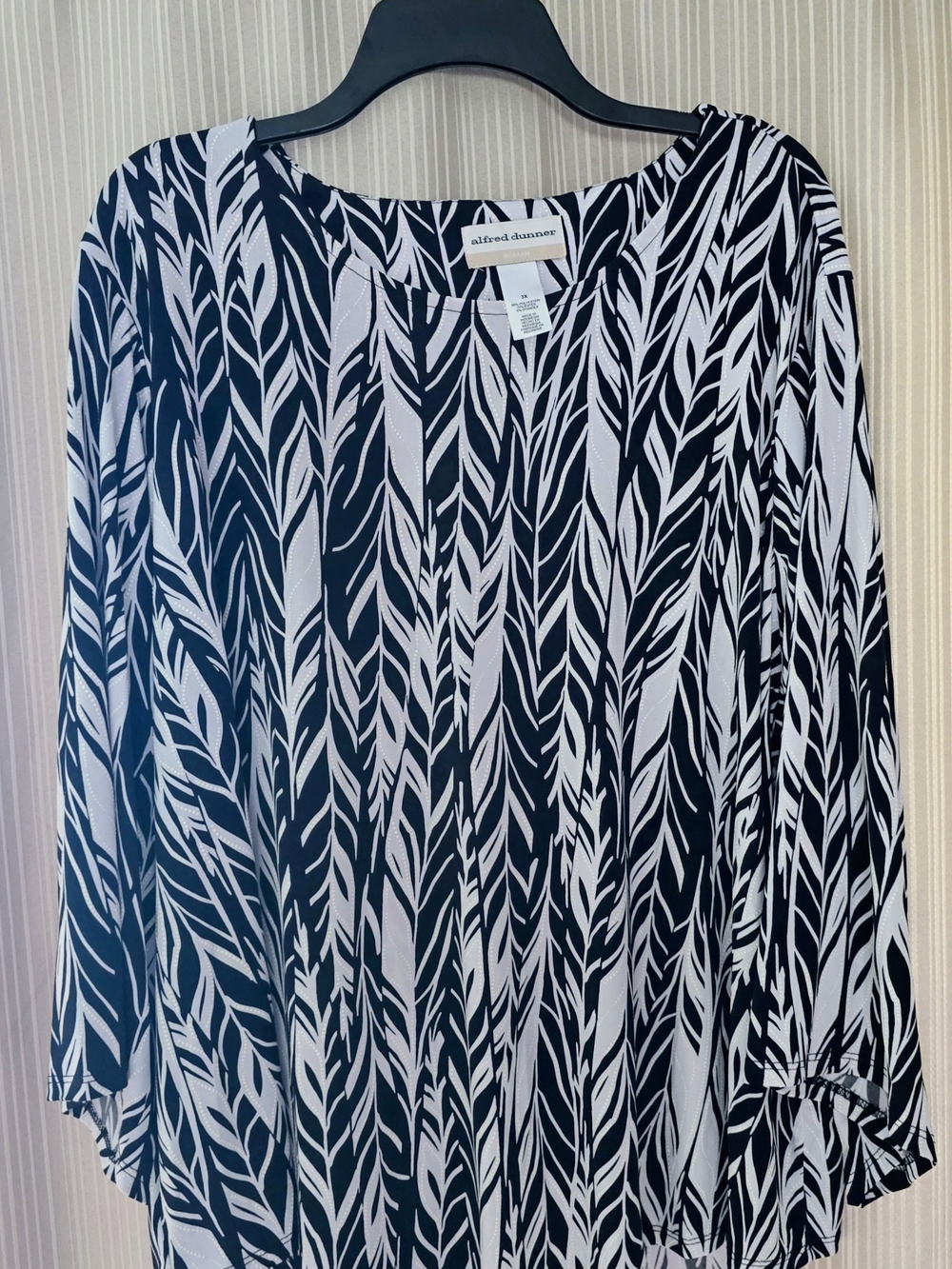 Alfred Dunner Black & White Leaf-Print Long Sleeve Tunic Top